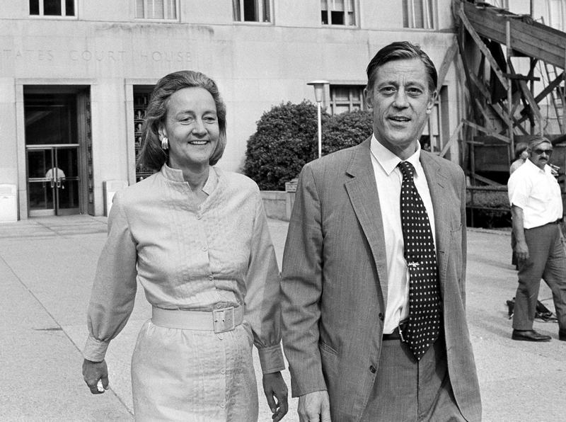 Graham leaving a courthouse with Ben Bradlee in 1971